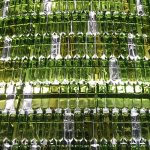Árbol de navidad ecológico con botellas de vidrio reutilizadas en Pamplona detalle