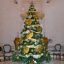 Árbol de Navidad dorado y plateado en casa colonial