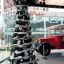 Árbol de Navidad gigante blanco y plata en concesionario de coches